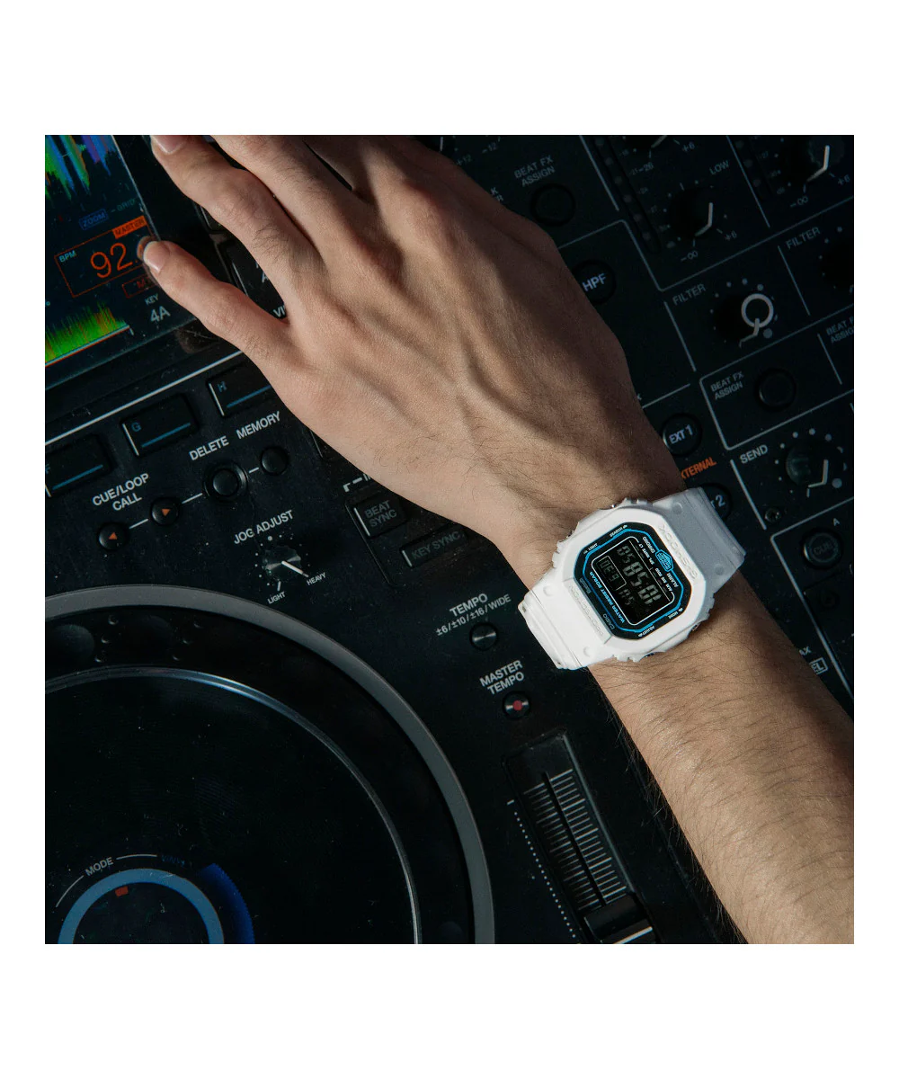 RELOJ CASIO G-SHOCK DW-B5600SF-7DR- BLANCO - Image 2